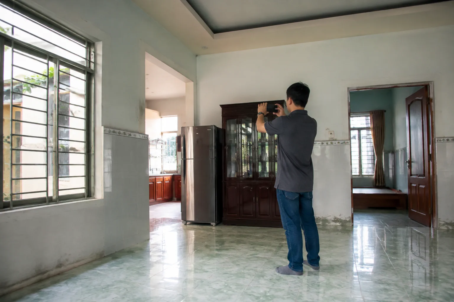Chủ nhà tại Gia Nghĩa kiểm tra lần lượt các khu vực trong căn nhà trước khi chuẩn bị thông tin giới thiệu tài sản, với hiện trạng không gian được thể hiện rõ ràng.
