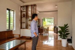 Không gian nội thất một căn nhà ở Gia Nghĩa với người mua lần đầu đang quan sát bố cục sử dụng và đặt câu hỏi trong quá trình tìm hiểu trước khi quyết định