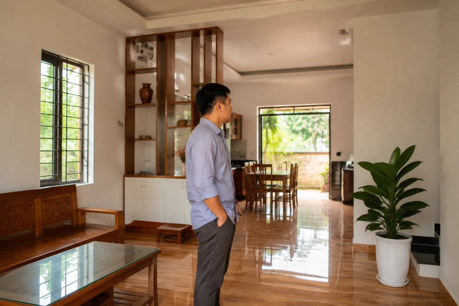 Không gian nội thất một căn nhà ở Gia Nghĩa với người mua lần đầu đang quan sát bố cục sử dụng và đặt câu hỏi trong quá trình tìm hiểu trước khi quyết định