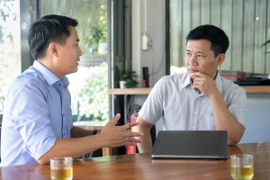 Góc nhìn bên trong một buổi rà soát thông tin tại không gian làm việc địa phương ở Đắk Nông, một người tư vấn đang sắp xếp các bước kiểm tra dữ liệu với khách hàng trước khi đánh g