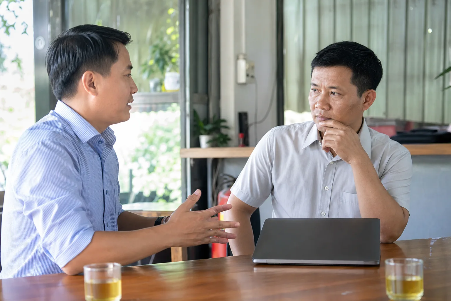 Góc nhìn bên trong một buổi rà soát thông tin tại không gian làm việc địa phương ở Đắk Nông, một người tư vấn đang sắp xếp các bước kiểm tra dữ liệu với khách hàng trước khi đánh g