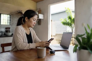 Người dân tại Đắk Nông đang chuẩn bị thực hiện thủ tục hành chính trực tuyến trong không gian gia đình, thể hiện sự chủ động tìm hiểu quy trình dịch vụ công trước khi nộp hồ sơ đất