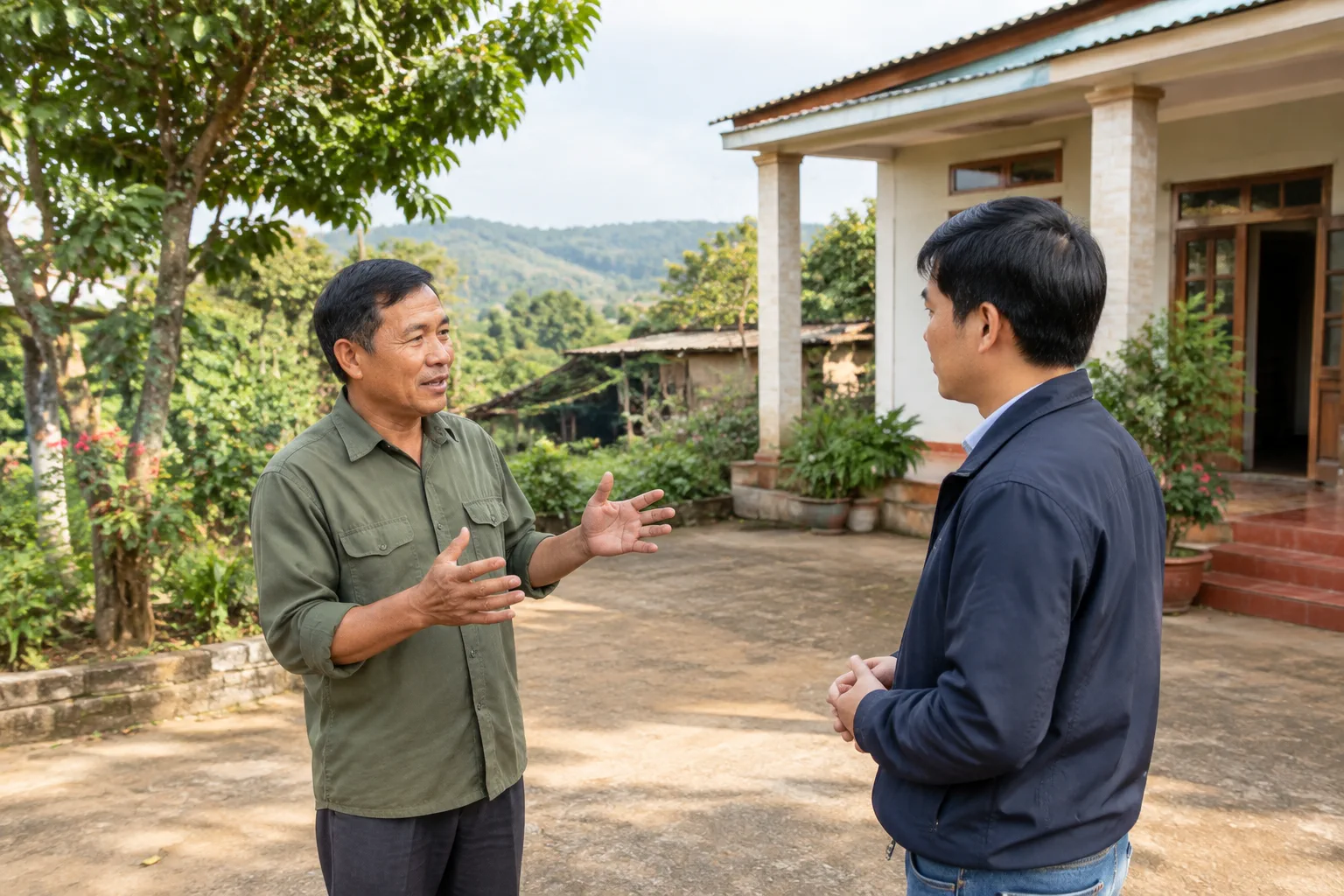 Chủ nhà đất tại Đắk Nông đang chuẩn bị trao đổi thông tin với khách mua trong không gian sân nhà, thể hiện quá trình giao tiếp minh bạch trước khi giao dịch với bàn trà, không gian